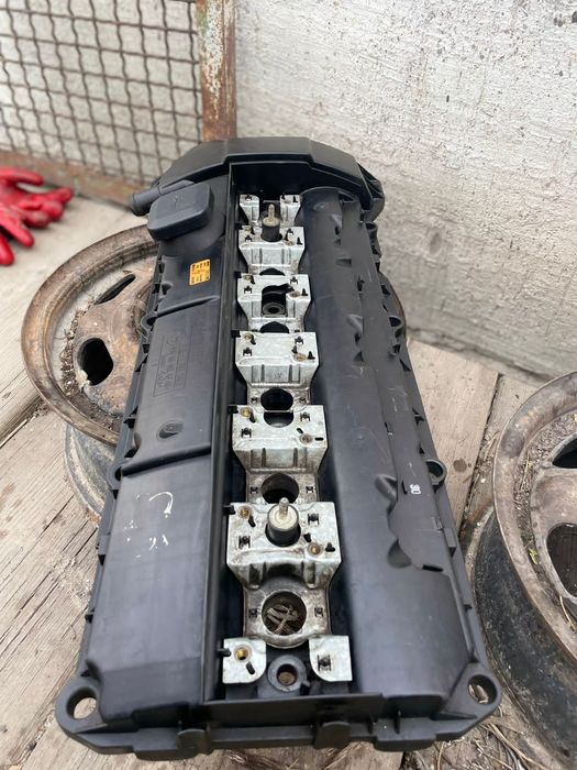 БМВ BMW крышка от двигателя BMW