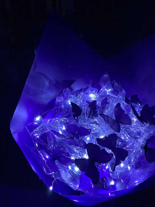 Букет из бабочек и роз