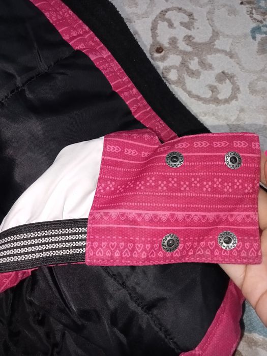 Продам куртку для девочек 5 лет