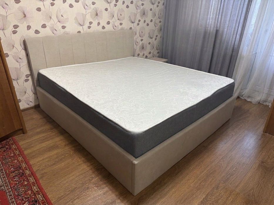 Двуспальная кровать и матрас