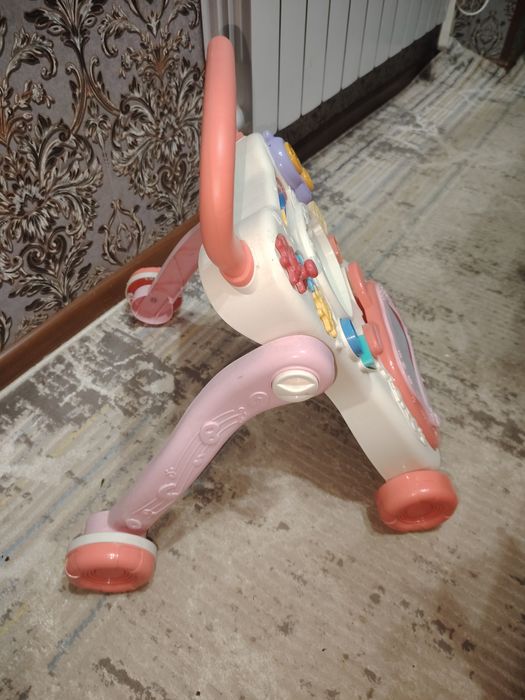 Продаются яркие и удобные  ходунки, в отличном состоянии