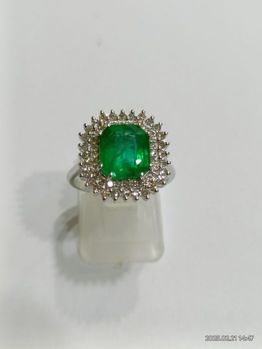 Vind inel din aur 18kt cu diamante 0,74ct și smarald 2,74ct