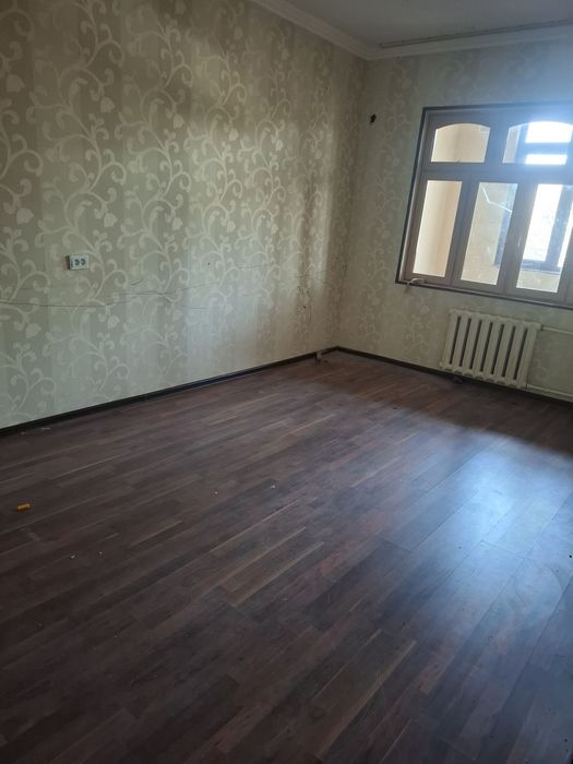 Chorsu atrofida 2 xona 2 etaj.