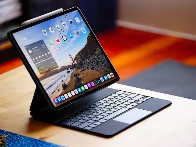iPad Pro 12.9” M1 / 128 GB + Magic Keyboard