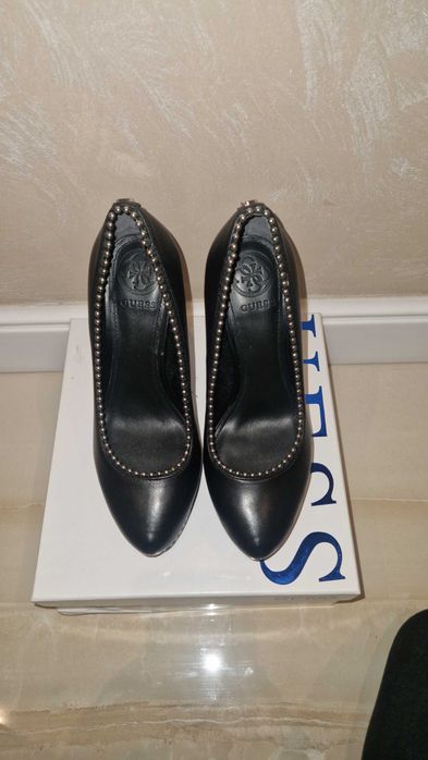 Елегантни обувки на ток GUESS