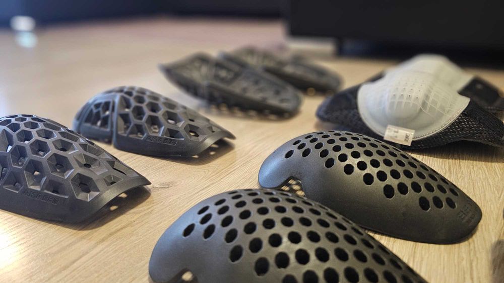 Protectii moto genunchi coate umeri