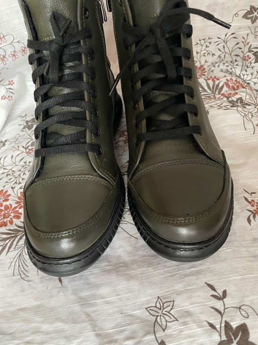 Маслинено зелени боти