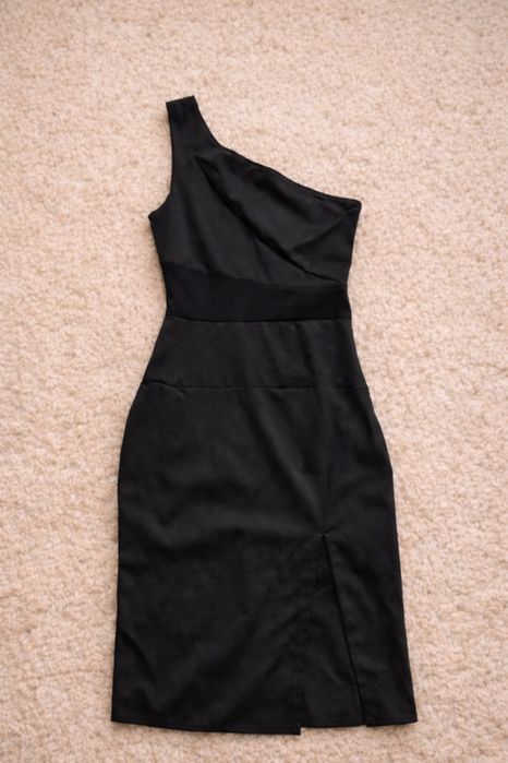 Елегантна черна рокля