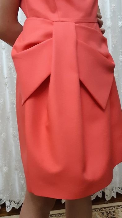 Продаётся платье от бренда EXQUISE,кораллового цвета.