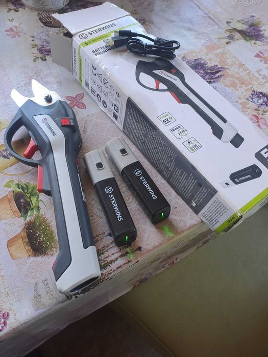 Foarfeca electrica de taiat pomi cu 2 acumulatori