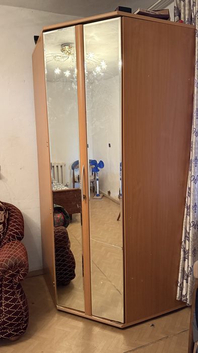 Продам угловой шкаф