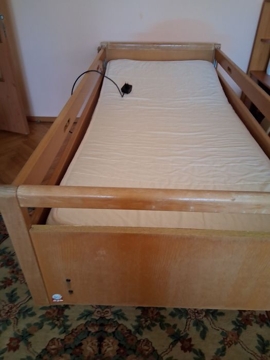 Vând pat de spital electric, și saltea !