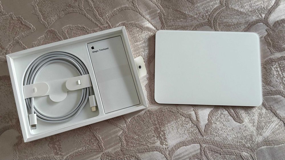 Монитор, перифирия "Apple", усилитель Wi-Fi, блок питания.