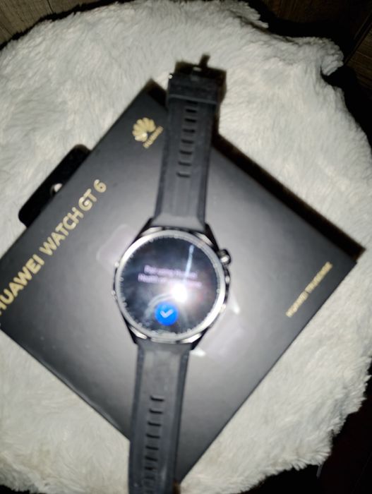 Смарт часовникът Huawei Watch GT 6 (версия 46 мм в черен цвят).