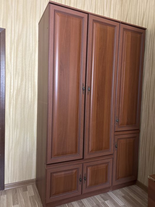 Очень в хорошем качестве шифоньер и шкаф с витриной!