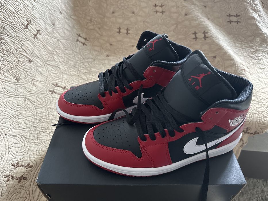 Oferta Nike Air Jordan 1 Mid marimea 40