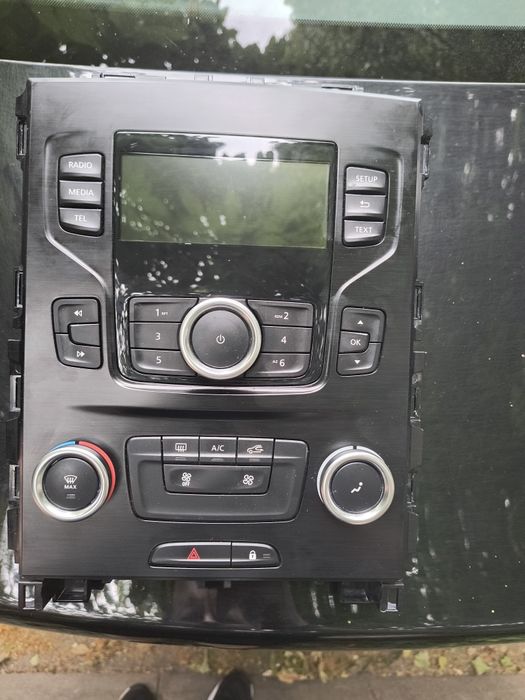 Vând consola radio Megane 4 stare foarte 2020