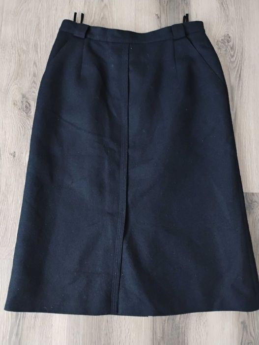 Черна вълнена пола