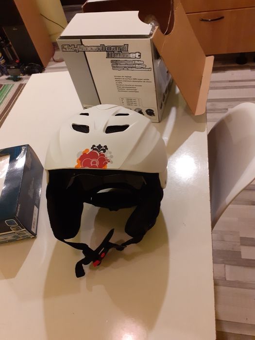 Vând cască de schi  pentru copii și adulți și ochelari de schi