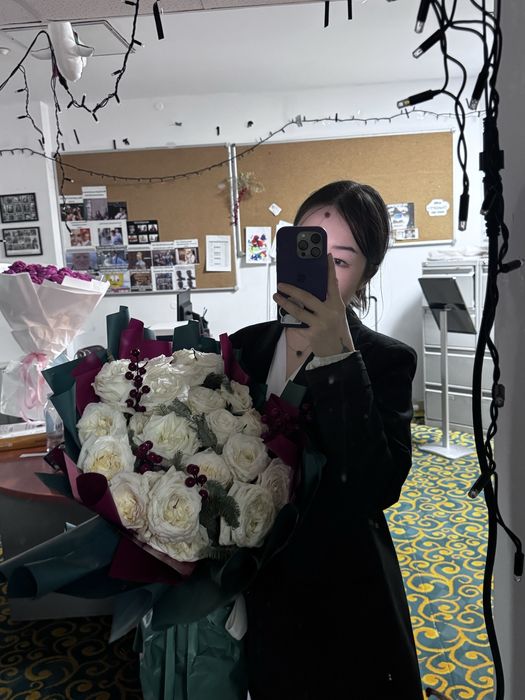 Шикарный букет из белых роз длина 50 см