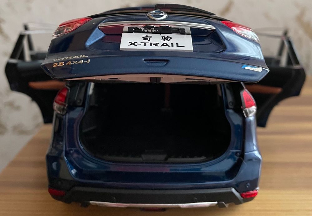 NISSAN X-TRAIL 2018 Мощаб 1:18 PAUDI Model