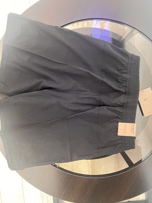 Vand pantaloni scurti nike dri-fit 2 bucati. Fiecare bucata este 80 de lei!