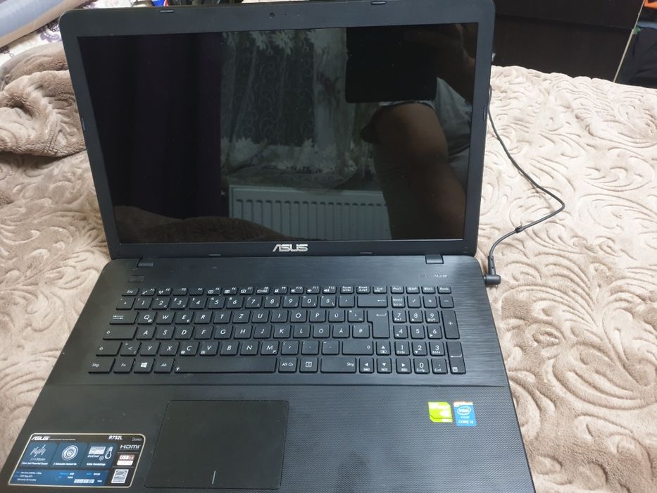 Laptop Asus R752L