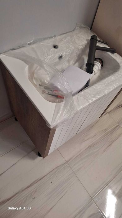 Шкаф за баня с мивка и батерия