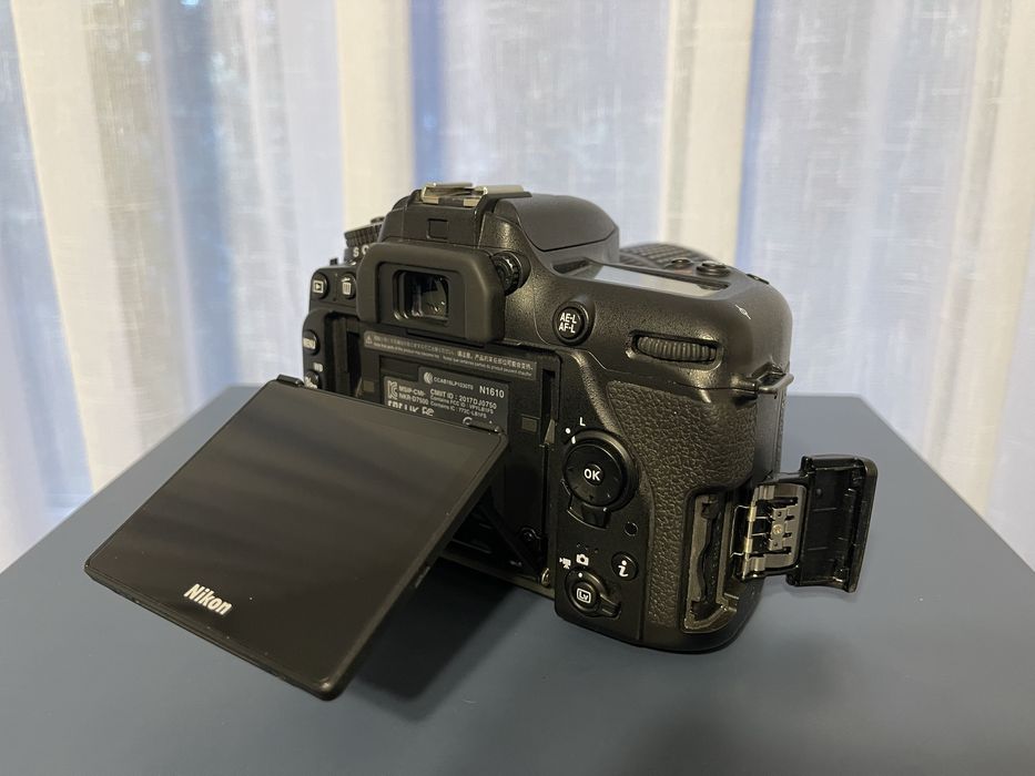 Nikon D7500 + Obiectiv 18-140mm VR - kit complet