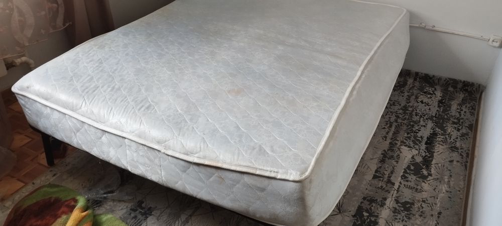 Продам кровать с матрасом