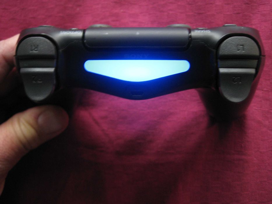 Продавам оригинален контролер за PS4