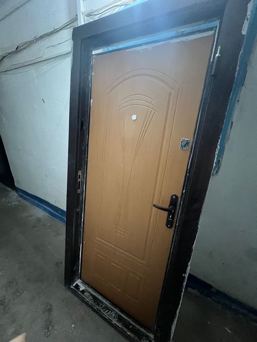 Дверь входная б/у 80*2000