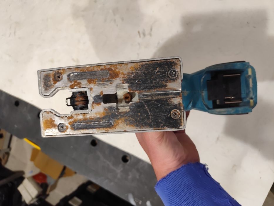 Безчетков прободен трион зеге Макита Makita DJV181