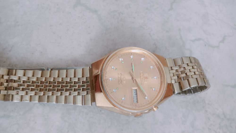 Часы ретро работают без батареек