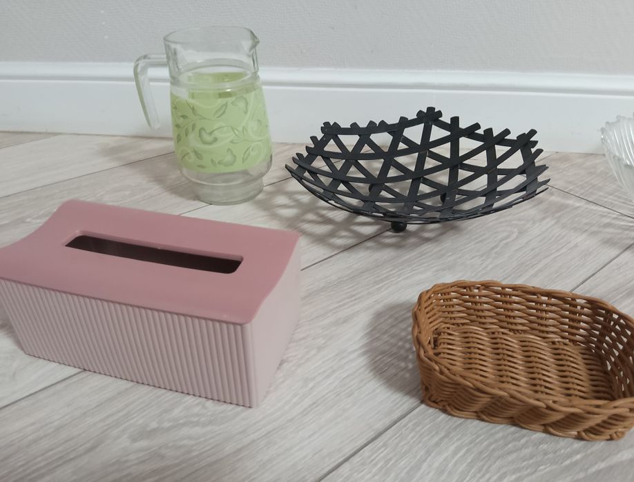 Вазы, корзины, графин, салфетница.