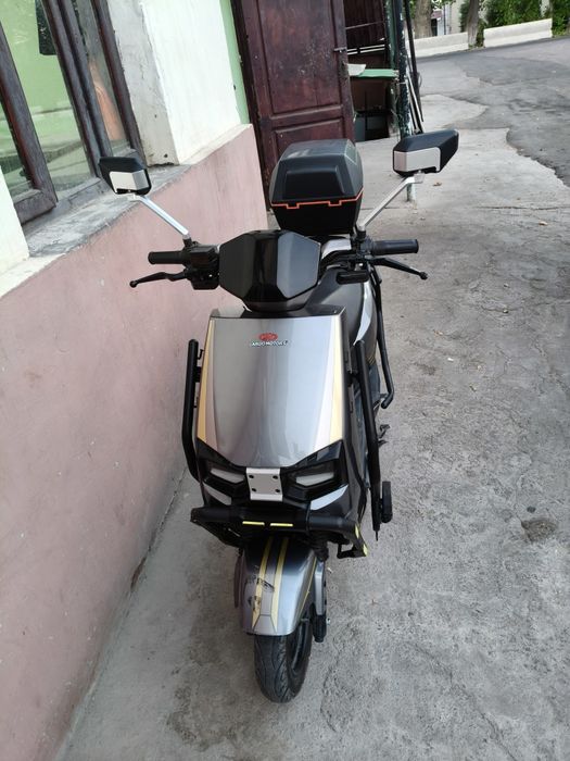 Elektro skuter yangidek