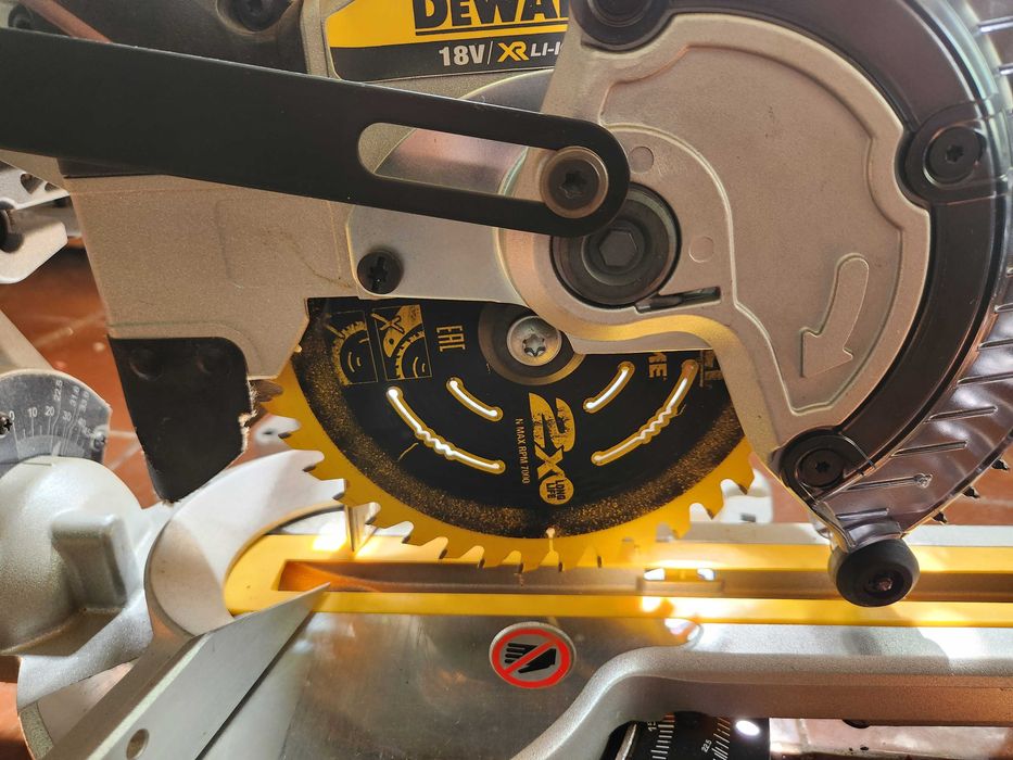 Потапящ циркуляр с герунг DeWALT DCS365N-XJ, 18 V, 184 мм, без батерия и зарядно