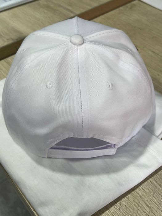 Белые, стильные кепки "Midea" ,"Welkin" в минималистическом стиле.