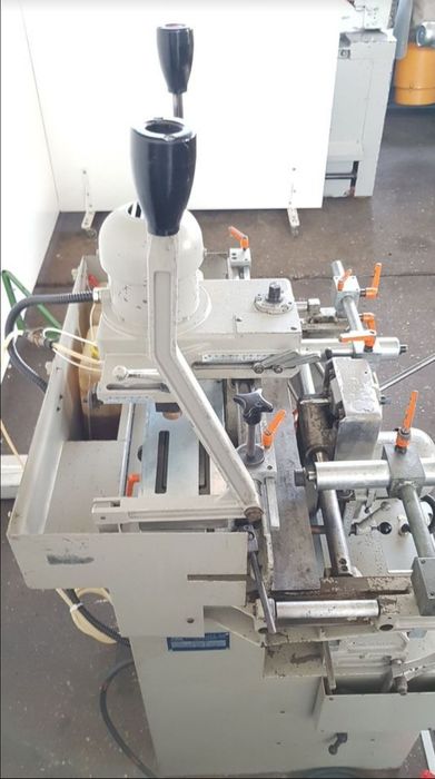 Копирфреза двушпинделова Elumatec - фрезоване без завъртане на профила