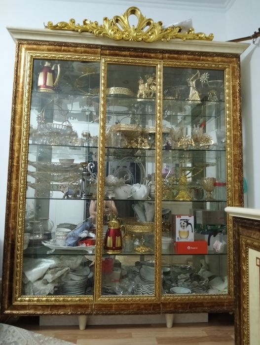 Витрины, столы и стулья