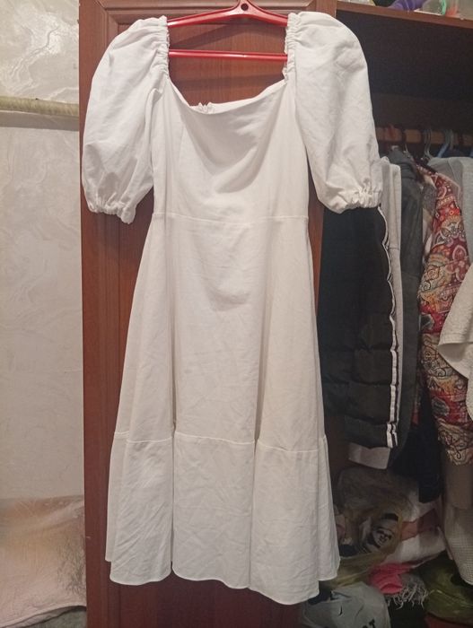 Продам три  платье разные размеры уточняйте все почти новые есть новые