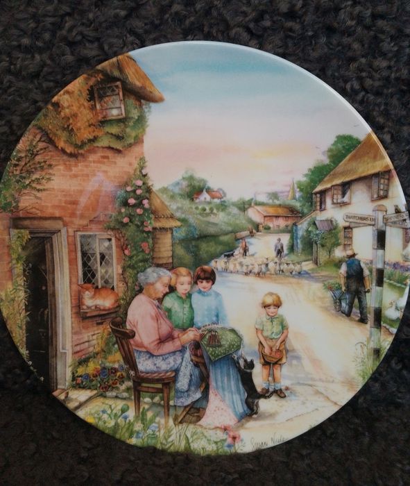 Три артикула - Кукла и две порцеланови чинии