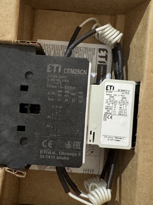 Contactor pentru baterii de compensare