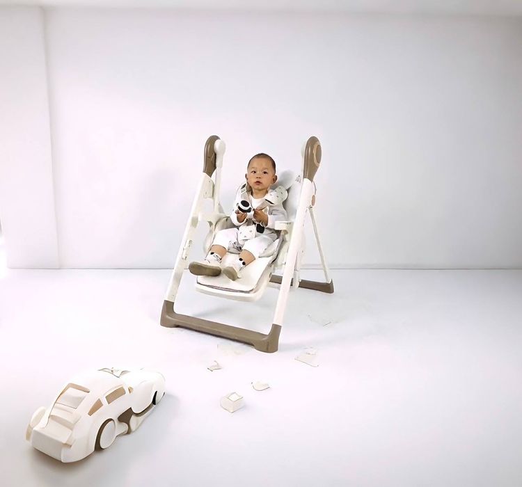 Новые стульчики для кормления Очень компактен в сложенном виде.