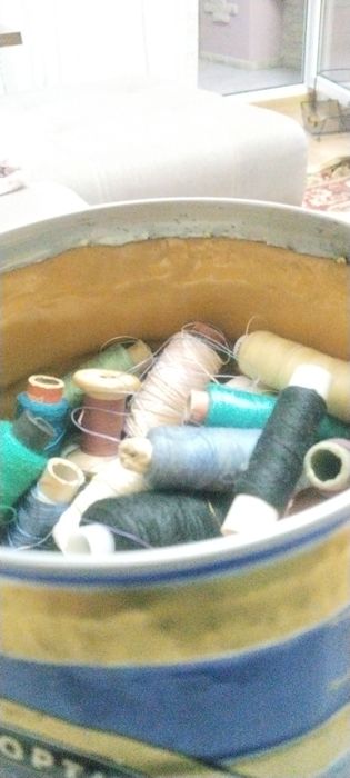 Нитки разные. Банка с нитками.