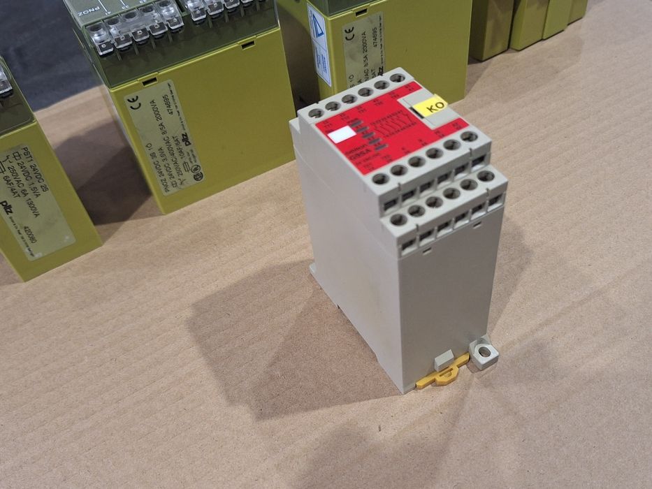 Реле за безопасност Omron
