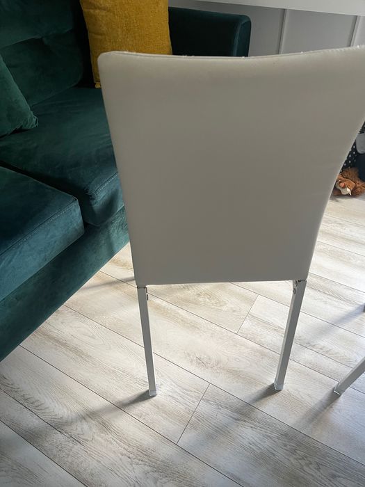 Vând 6 scaune albe din piele ecologică