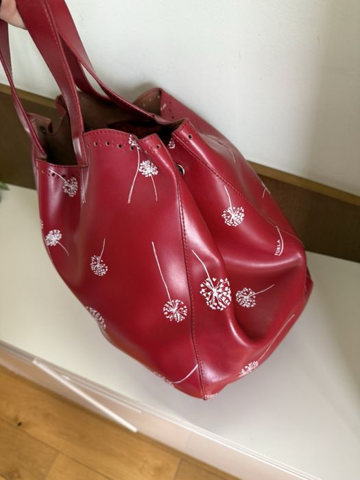 Червена кожена чанта  Furla с глухарчета