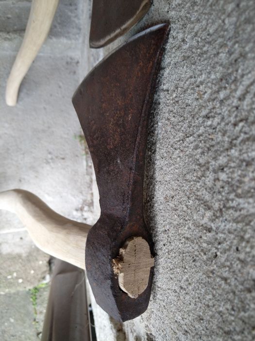 Продавам две антикварни огромни брадви Франция 19-ти век