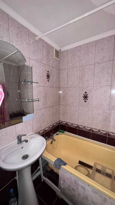 Продам 5-ти комн кв. район Вектора.